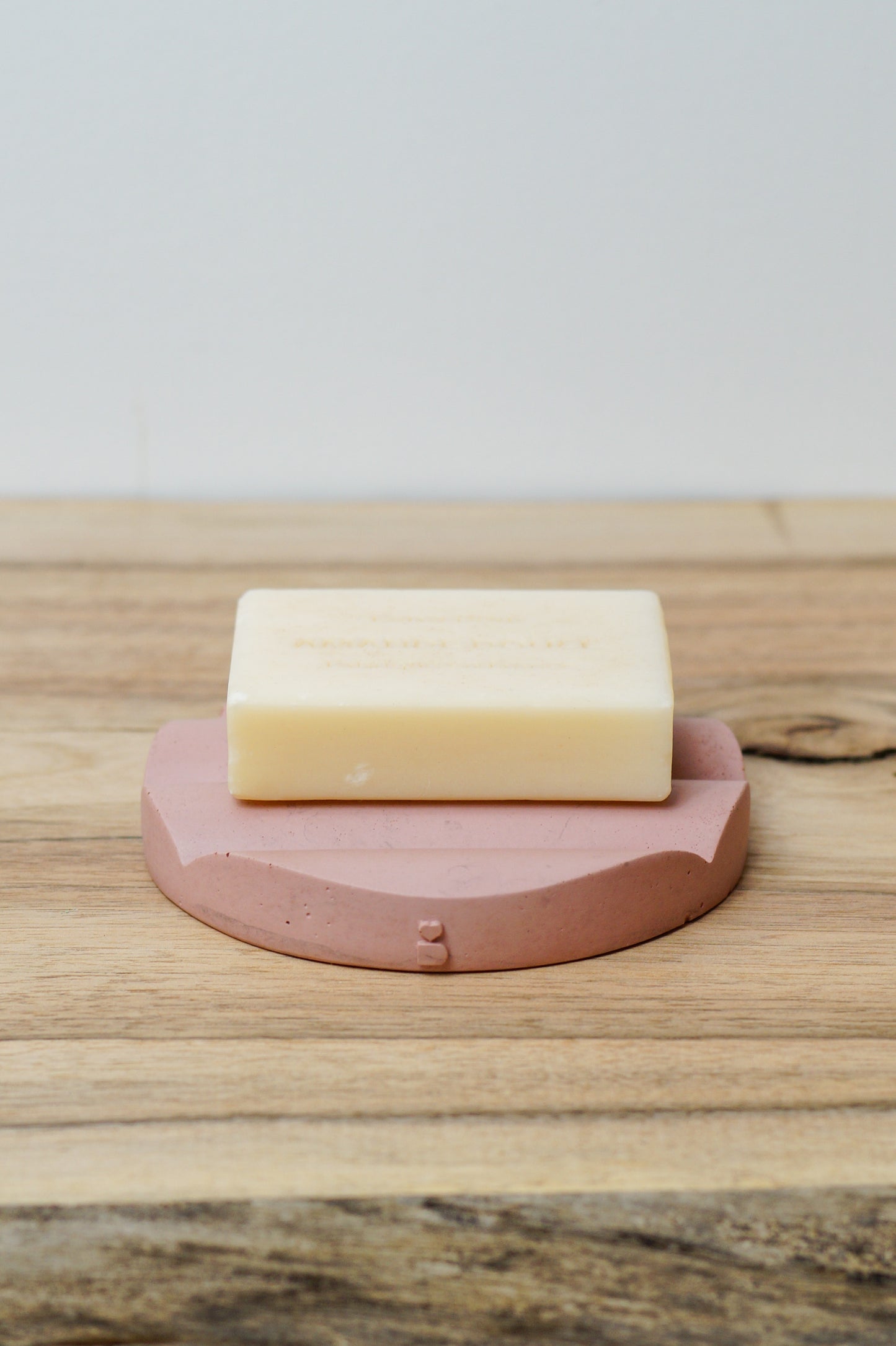 Porte savon en béton teinte Argile rose - POÈTE