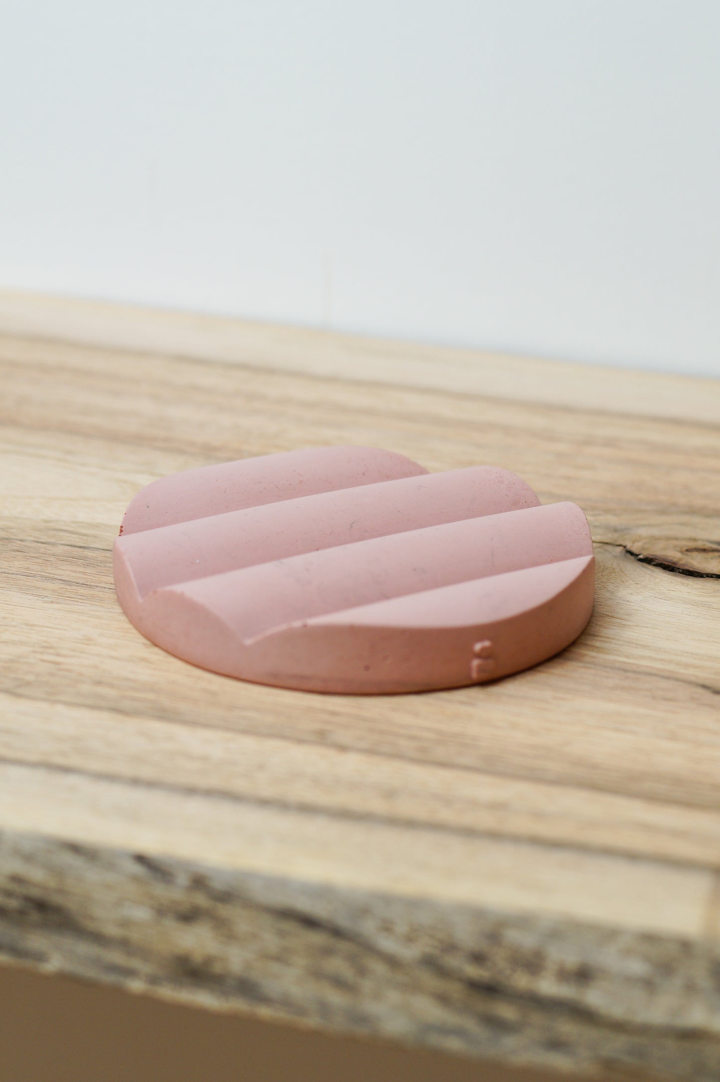 Porte savon en béton teinte Argile rose - POÈTE