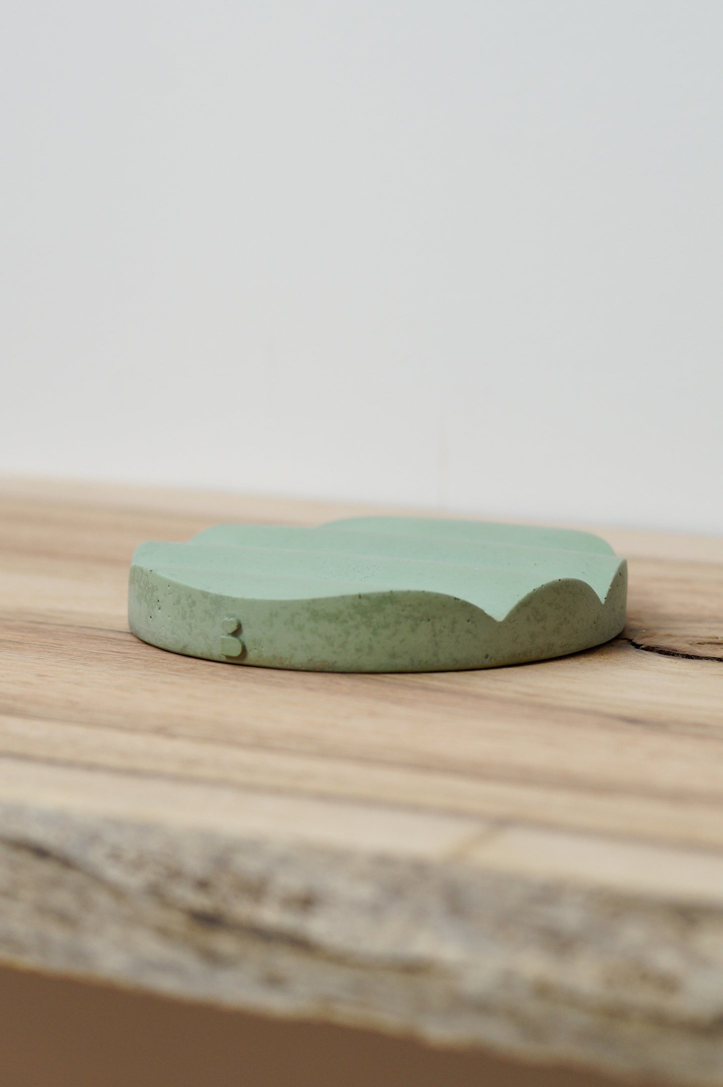 Jade-dyed concrete soap dish - POET