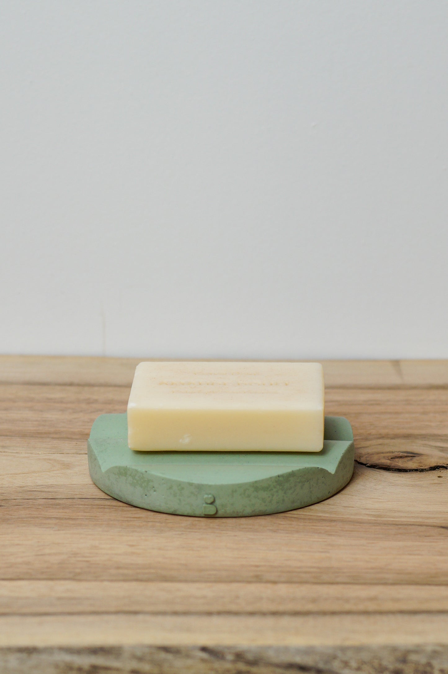 Jade-dyed concrete soap dish - POET