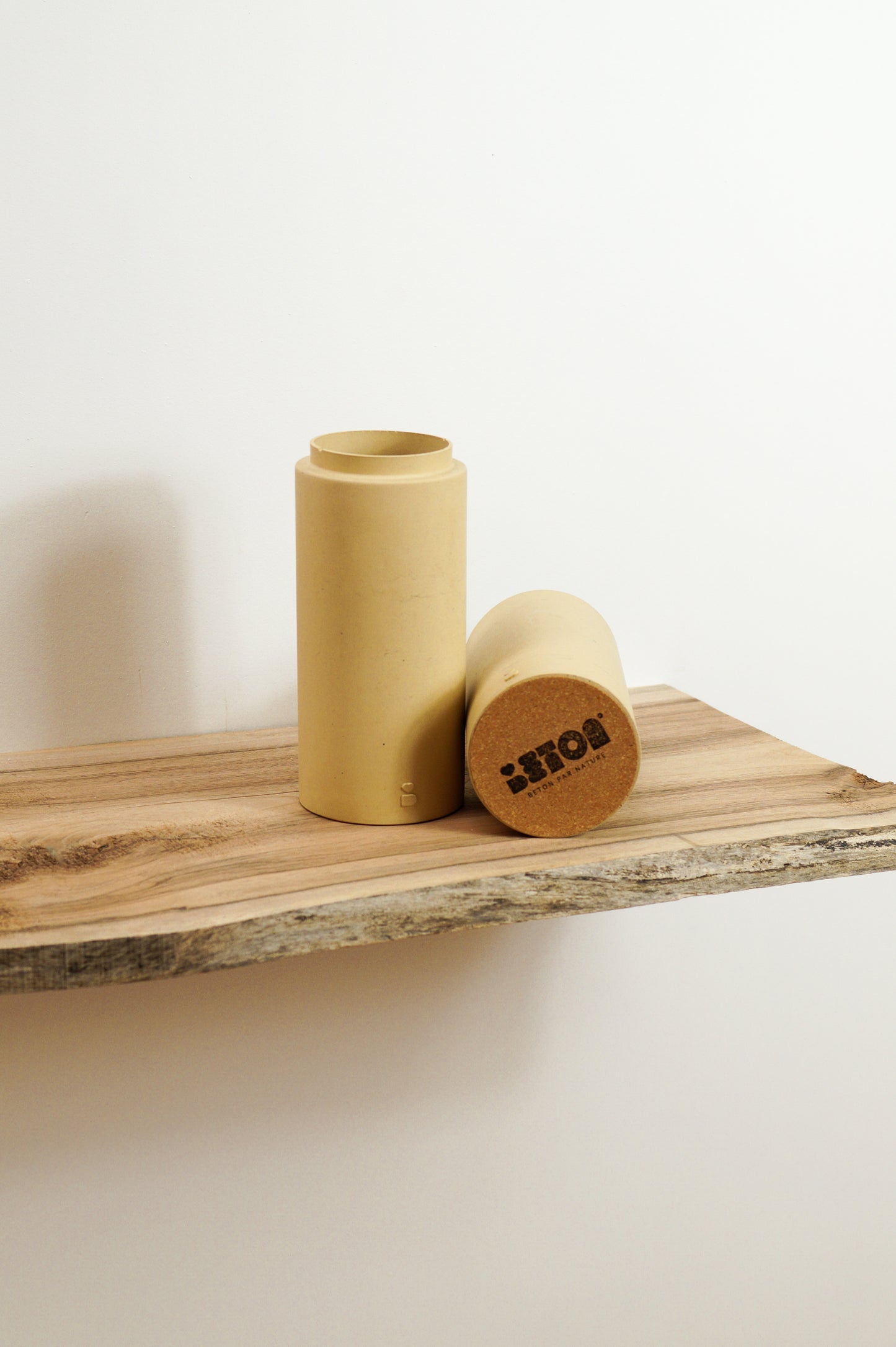 Sand colored concrete vase - EXPRESSIF